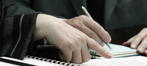 Hand im bild schreibt etwas auf