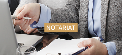 Hand im bild zeigt etwas auf einem Bildschirm